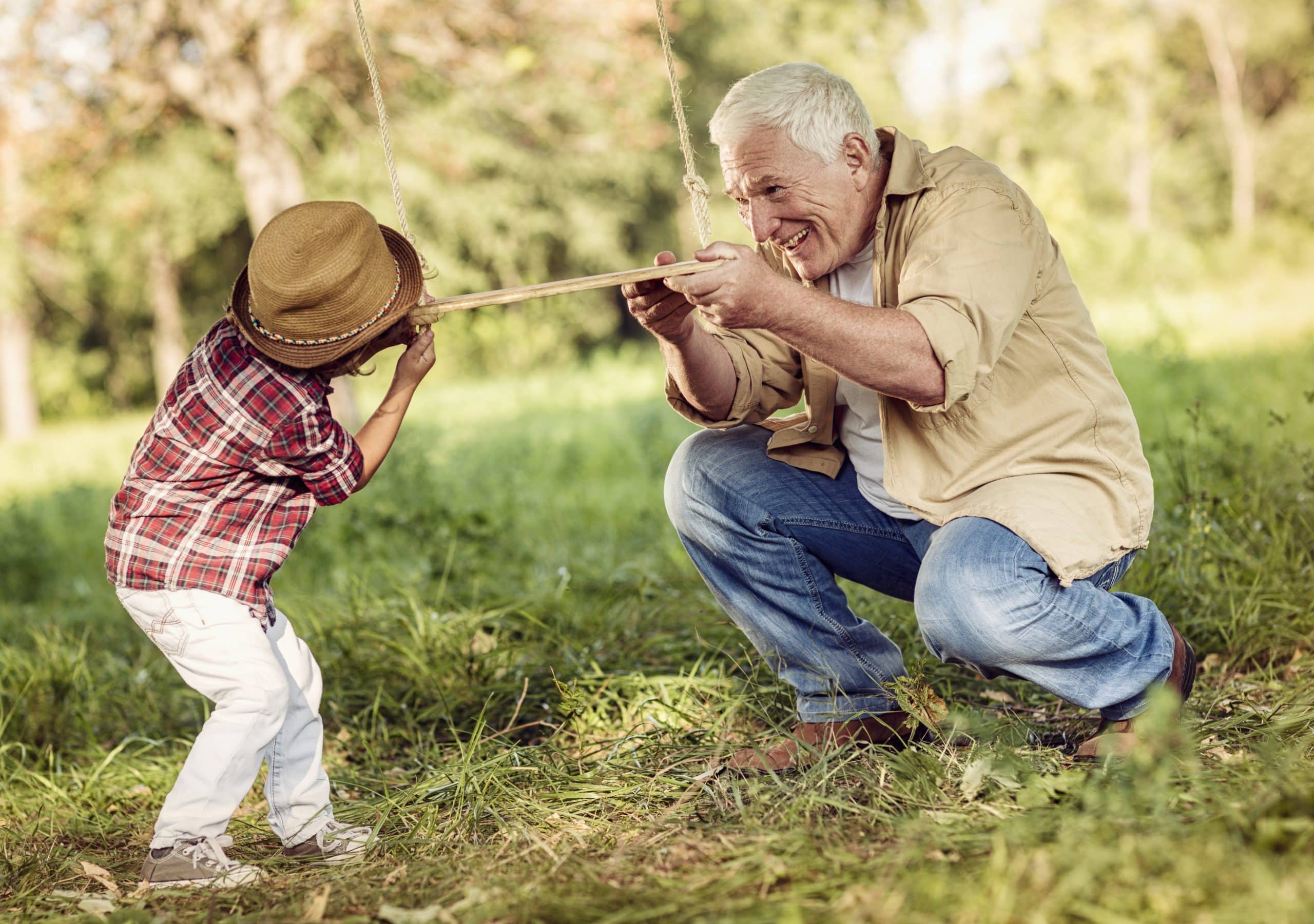 Alter Mann spielt mit Enkel