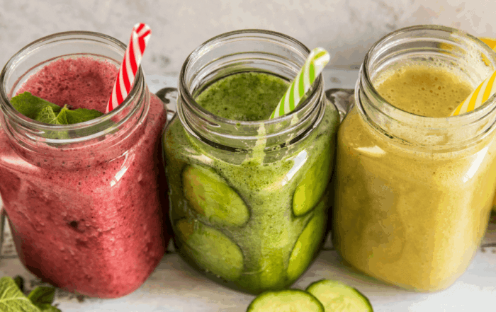 3 Smoothies stehen nebeneinander
